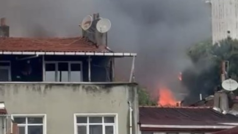 Fatih'te 3 gecekonduda yangın