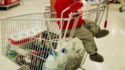 Anne babalar dikkat! Çocuğunuzu sakın oturtmayın: Market arabaları tehlike saçıyor