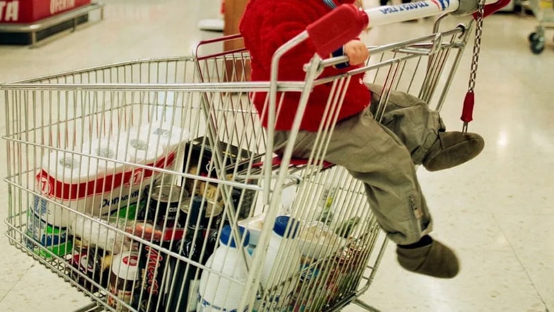 Anne babalar dikkat! Çocuğunuzu sakın oturtmayın: Market arabaları tehlike saçıyor