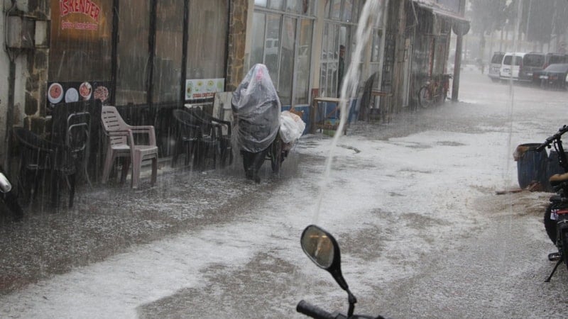 Manisa'da dolu bastırdı: Caddeler su altında kaldı