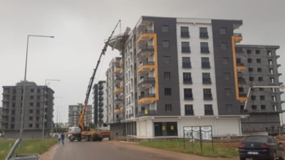 Mardin’de fırtına, çatıdaki çelik korumayı aşağı büktü