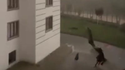 Bingöl’de çatıdan kopan parça çocuğun üzerine düştü, faciadan dönüldü