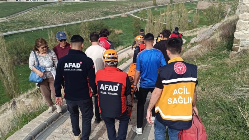 Van Kalesi'nden düşen yaşlı kadın kurtarıldı