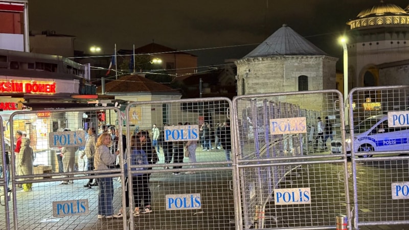 Taksim'de 1 Mayıs tedbirleri için kapatılan yollar açıldı