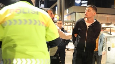 Aksaray'da alkollü sürücü, polis aracına saldırdı: Dişim ağrıyor