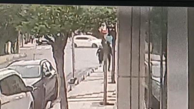 İstanbul'da otomobilin iş yerine girdiği anlar kamerada