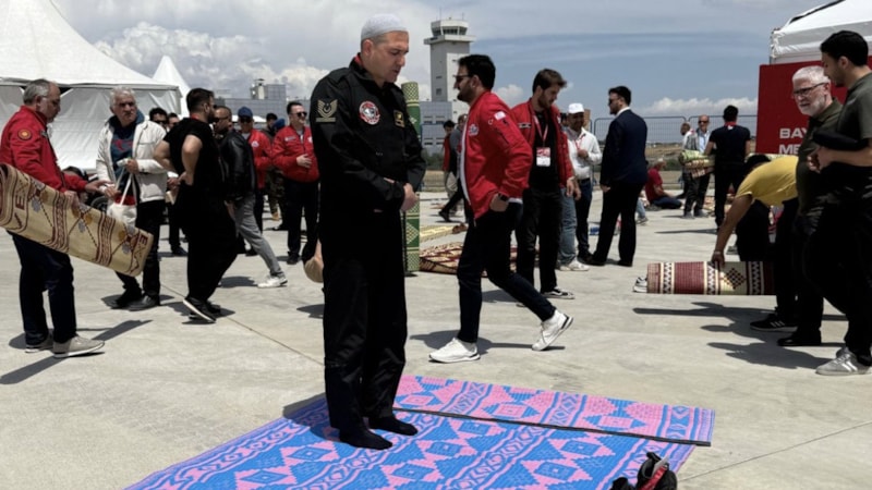 TEKNOFEST'in en dikkat çeken karesi: Cuma namazını birlikte kıldılar