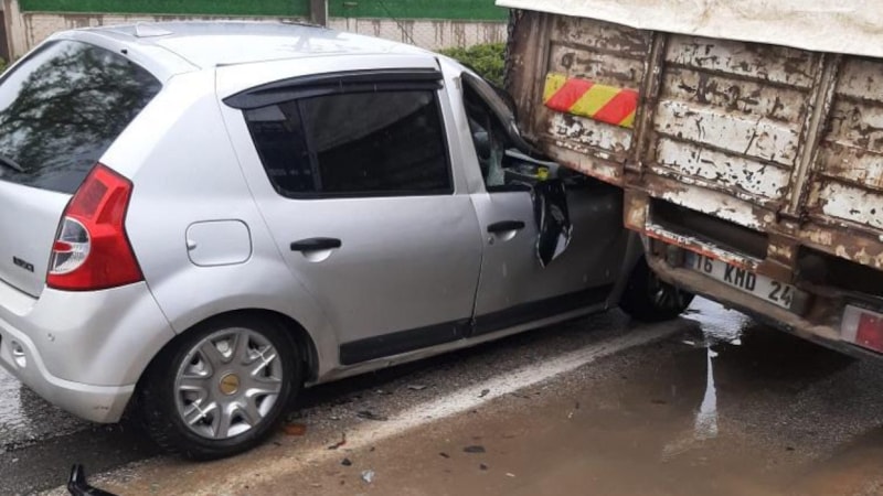 Bursa'da otomobil, park halindeki kamyona çarptı: Sürücü yaralı