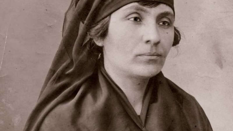 Türkiye'nin ilk Müslüman kadın fotoğrafçılarından biri olan Naciye Hanım'ın portresi: Cicim