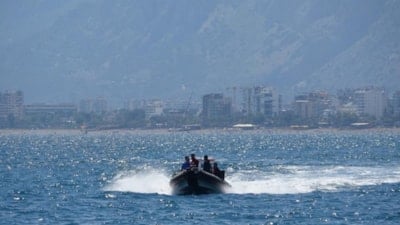 Antalya'da arızalanan botta mahsur kalan 3 kişi kurtarıldı