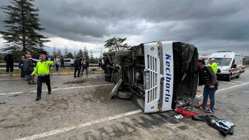 Isparta'da yolcu midibüsü devrildi: 16 yaralı