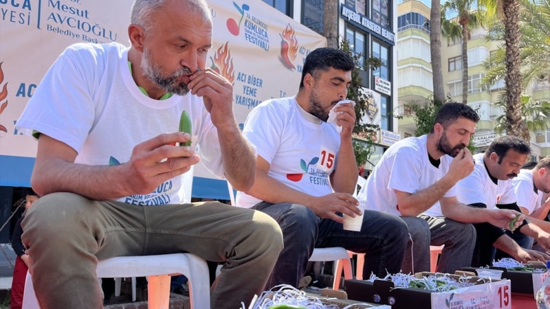 Antalya'da 3 dakikada 398 gram acı biber yiyerek şampiyon oldu