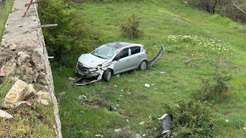Malatya'da istinat duvarına çarpan otomobil, bahçeye düştü: 2 yaralı