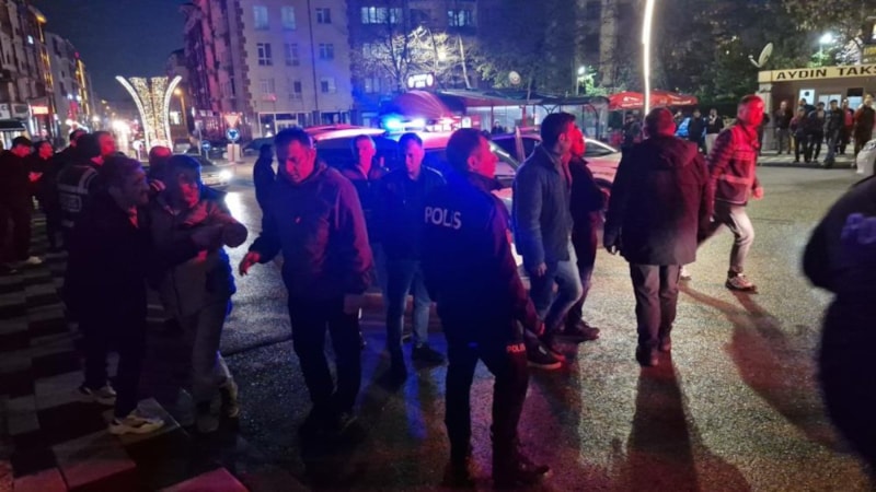 Bolu'da durakta bekleyen iki grup arasında kavga: 3 yaralı