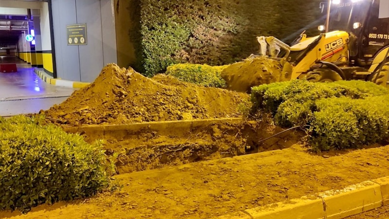 İstanbul Küçükçekmece'de kırılan doğalgaz borusundan gaz sızdı