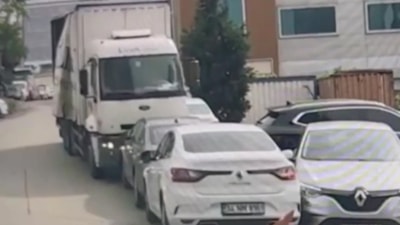 İstanbul Tuzla'da freni boşalan kamyonun araçlara çarpma anı kamerada