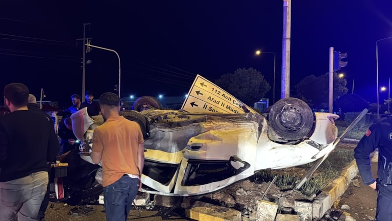 Adıyaman'da otomobiller çarpıştı: 1'i ağır 3 yaralı