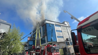 İstanbul'da tekstil fabrikasında çıkan yangına müdahale ediliyor