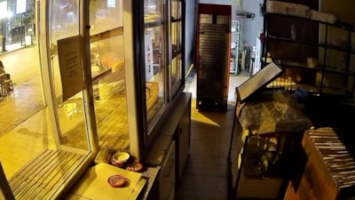 Adana'da araçla geçerken iş yerini kurşunladılar