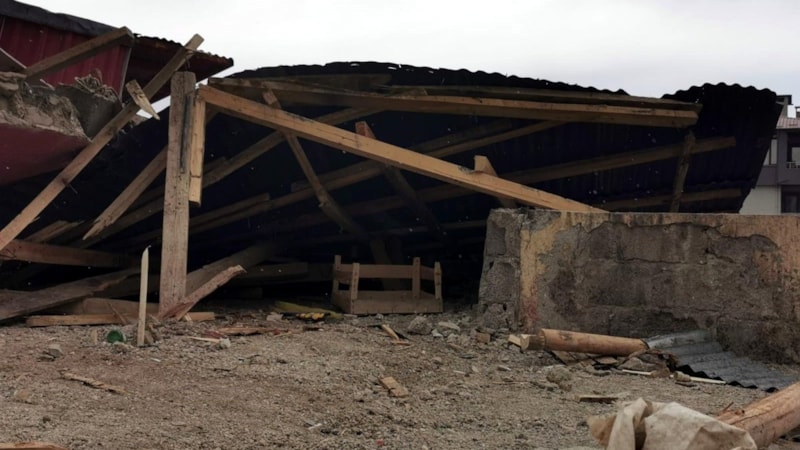 Van'da fırtına çatıları uçurdu