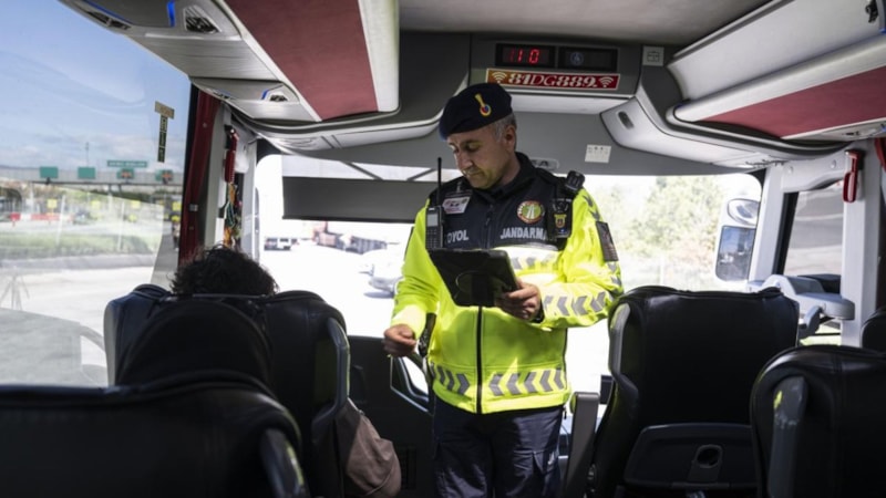 'Yolcu' jandarma ekipleri şehirler arası otobüslerde denetimde