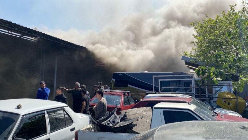 Kocaeli'de oto kilit dükkanında çıkan yangında göz gözü görmedi