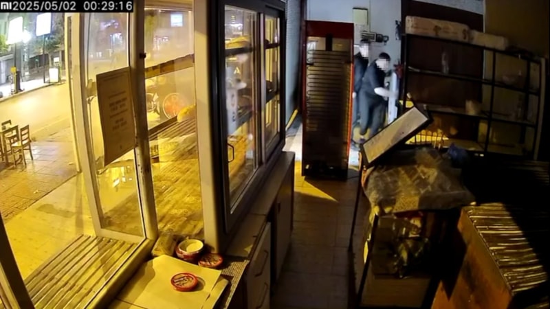 Adana'da hafif ticari araçtan fırına silahla ateş etti