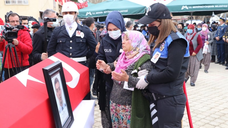 Gara şehidinin vefat eden annesi oğlunun yanına defnedildi