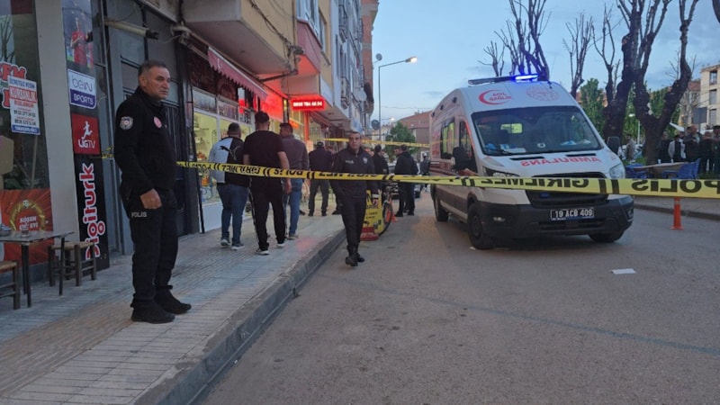 Çorum'da kavga sırasında silahlıyla kendini vurdu