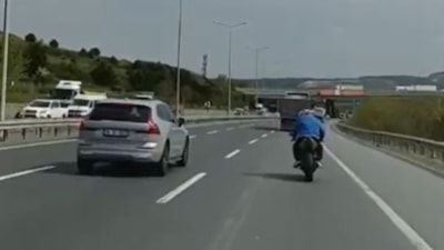 İstanbul Havalimanı yolunda motosiklet sürücüsünün tehlikeli hareketleri