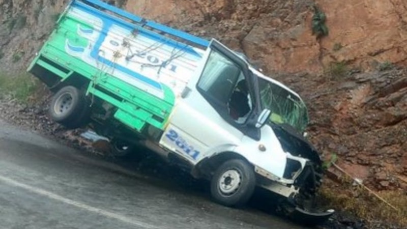 Hakkari'de kontrolden çıkan kamyonet kayalığa çarptı: 1 ölü 1 yaralı