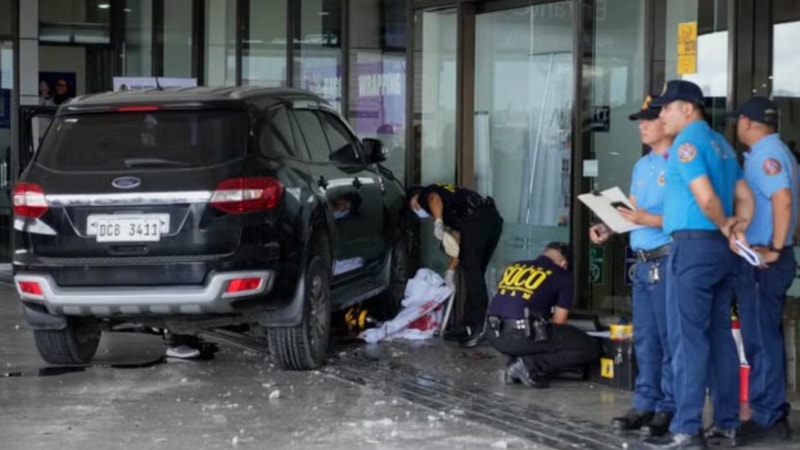 Filipinler'de havalimanında sürücü, aracıyla kalabalığa daldı: 2 ölü