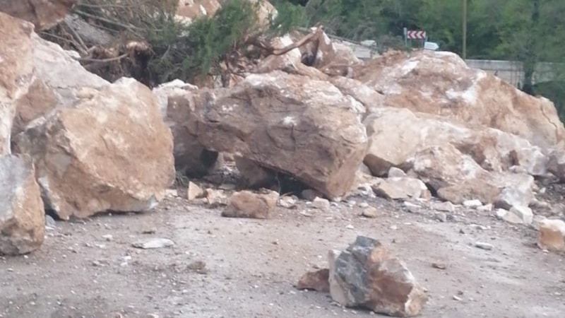 Giresun'da heyelan yolu kapattı