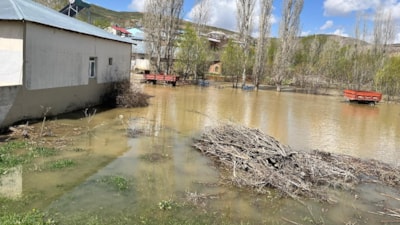Bayburt'ta sağanak dereyi taşırdı: Köy su altında kaldı
