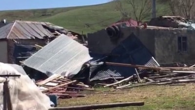 Erzurum'da hortum, binaların çatılarını uçurdu