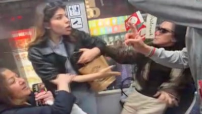 İstanbul'da kadınların tramvayda koltuk kavgası