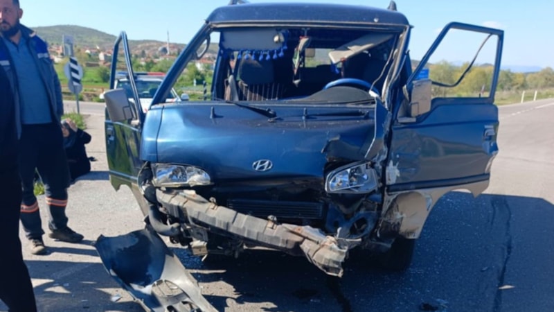 Kütahya'da karavan ile minibüs çarpıştı