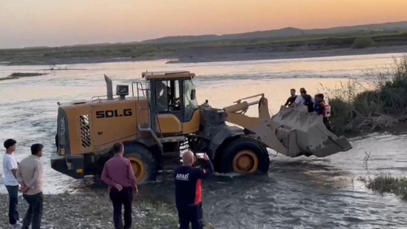 Batman'da çayda mahsur kalan 25 kişi kepçeyle kurtarıldı