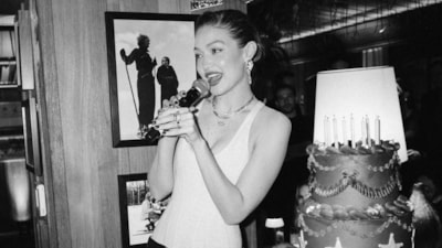 Gigi Hadid ve Bradley Cooper dudak dudağa poz verdi! Aşıkların karesi gündem oldu