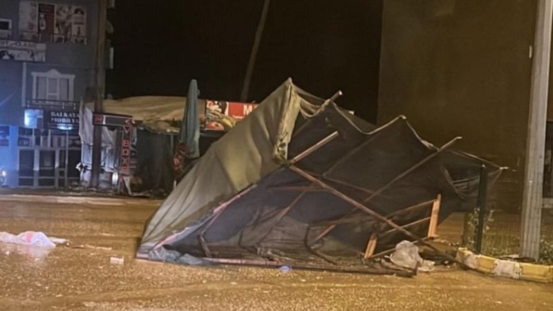 Hakkari'de şiddetli fırtına önüne çıkanı sürükledi