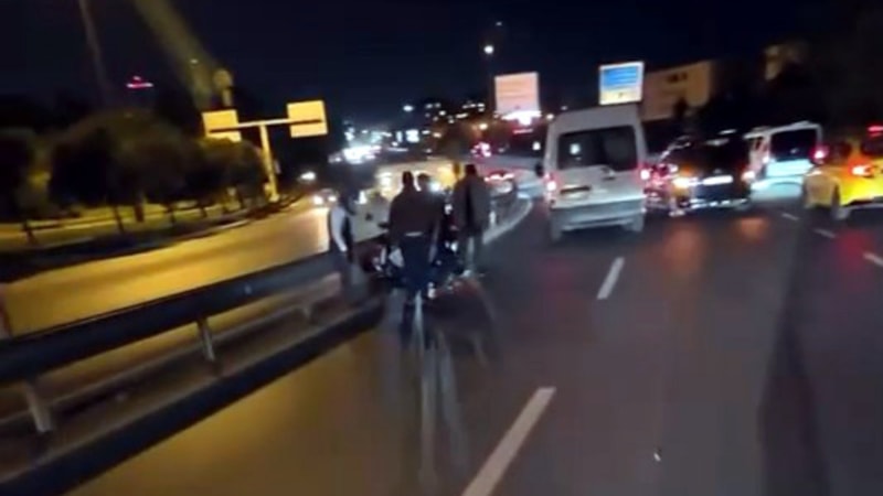 İstanbul'da otomobilin çarptığı motosikletli yola savruldu