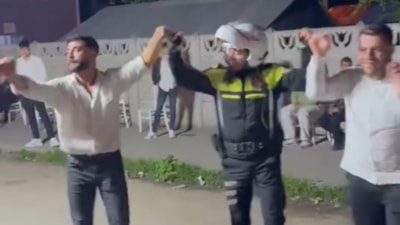 Düzce'de trafik polisi sokak düğününde halaya katıldı
