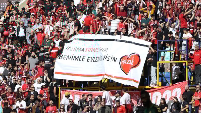 Gençlerbirliği tribününde evlilik teklifi