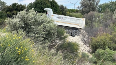 CHP'li Urla Belediyesi ormanlık alana moloz  ve çöp döktü