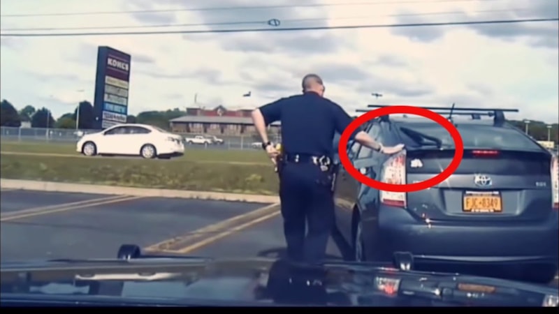 Polislerin durdurdukları araçların arkasına dokunmasının sebebi bakın neymiş