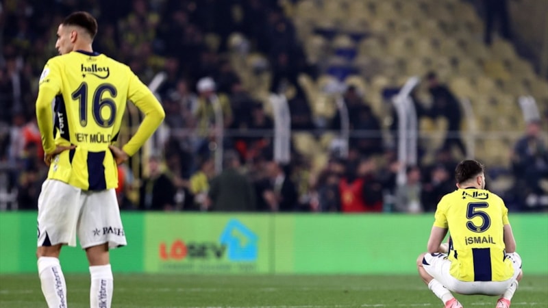 Fenerbahçe, Kadıköy'de yitirdiği puanlarla şampiyonluktan uzaklaştı