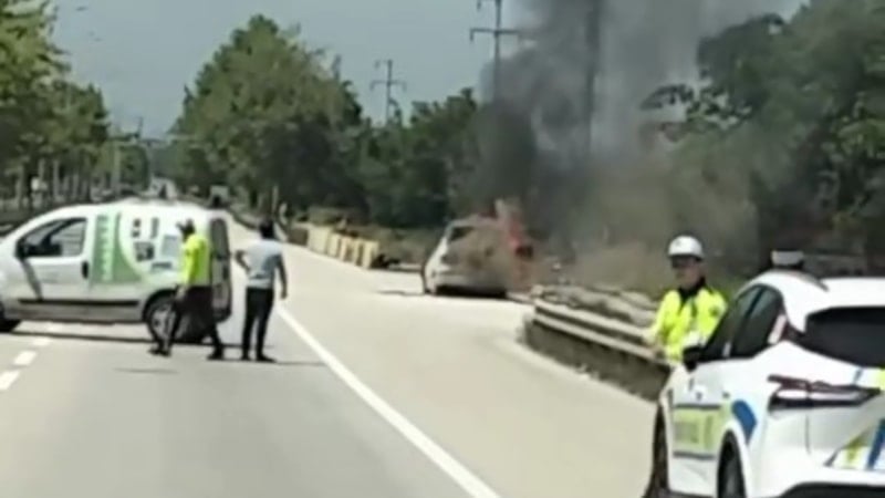 Bursa'da seyir halindeki otomobilden alevler yükseldi