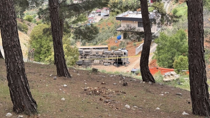 Kahramanmaraş'ta devrilen kamyonun sürücüsü hayatını kaybetti