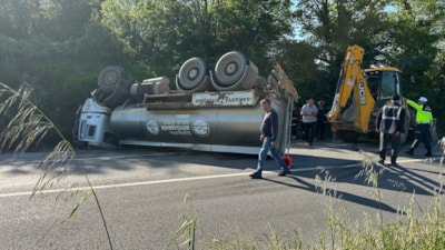 Sakarya'da devrilen tankerde sıkışan sürücü öldü