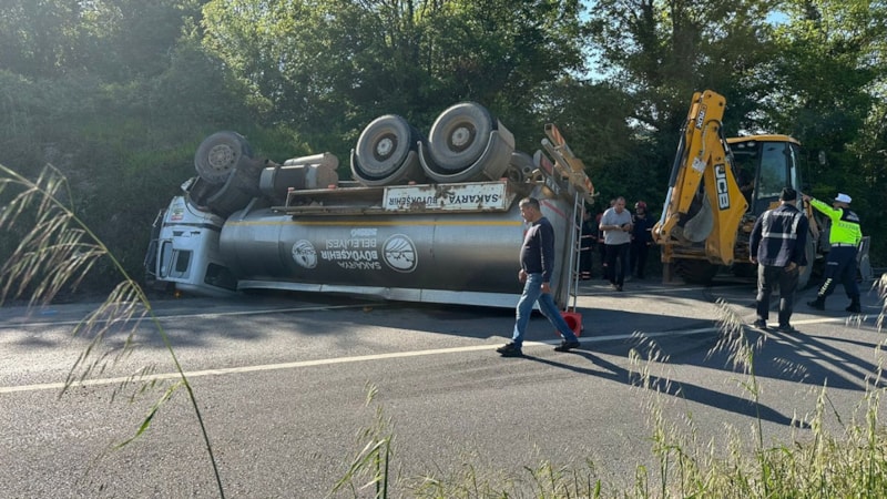Sakarya'da devrilen tankerde sıkışan sürücü öldü